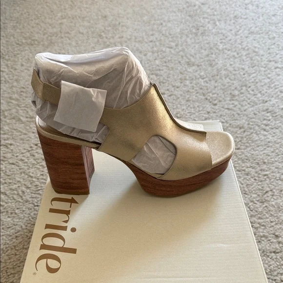 Life Stride Women's Metallic Gold Block Heels - Picture 5 of 6